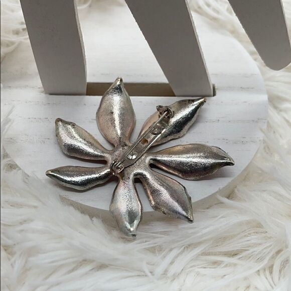 Large flower pin  - Picture 2 of 2